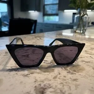 Celine Edge Sunglasses - LOOKING TO TRADE FOR DIFFERENT FRAME SIZE! Edge sunglasses Celine Black in Plastic - 34874987 main image 4